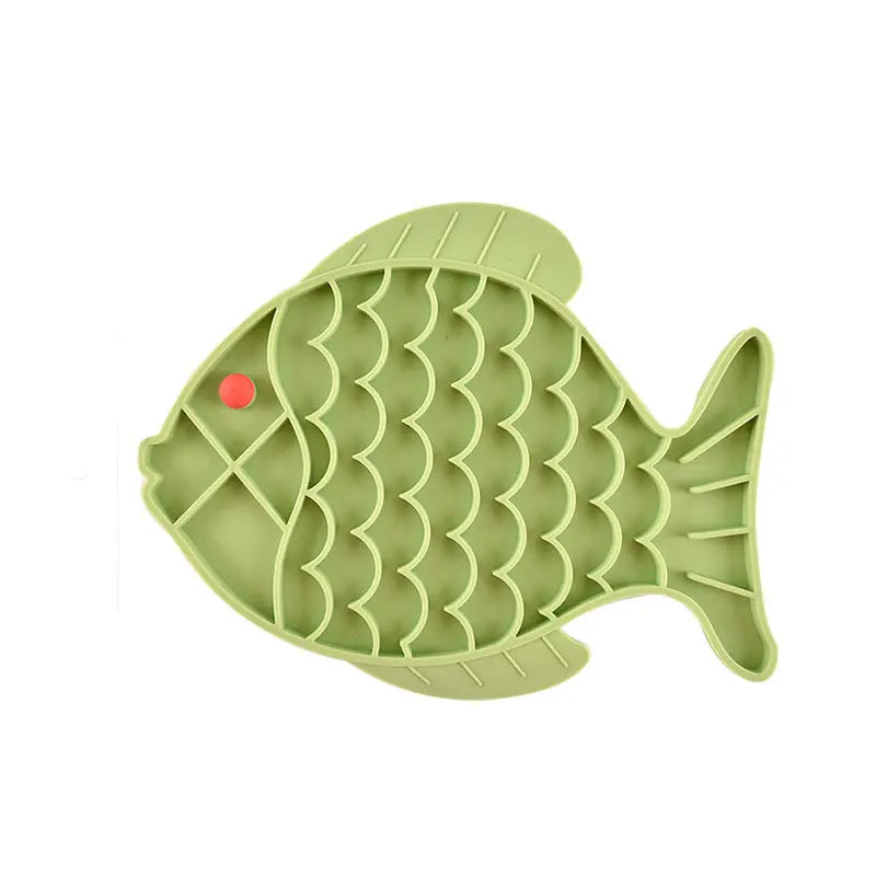 Gigli Pet silicone lick mat for cats and dogs, a slow feeder to reduce gulping and choking, shown with pet treats on the mat.